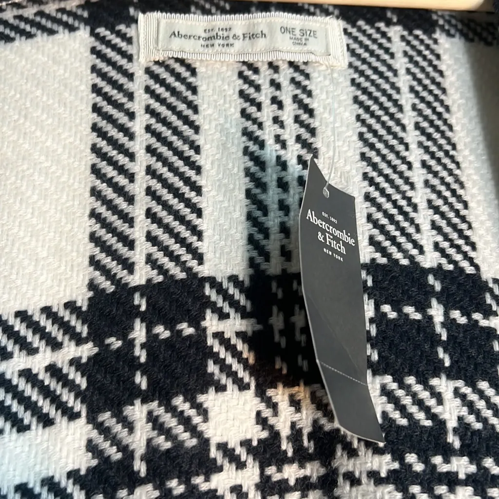NWT Abercrombie and Fitch plaid navy and white oversized cape poncho sweater - Image 5