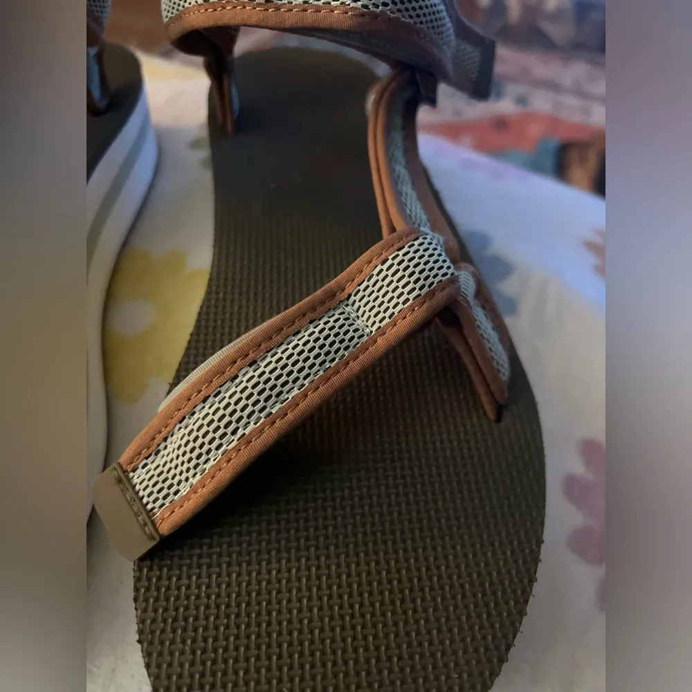 TEVA Platform Universal Mesh Print Olive Sea Foam NWOT Size 11 Woman’s - Image 2