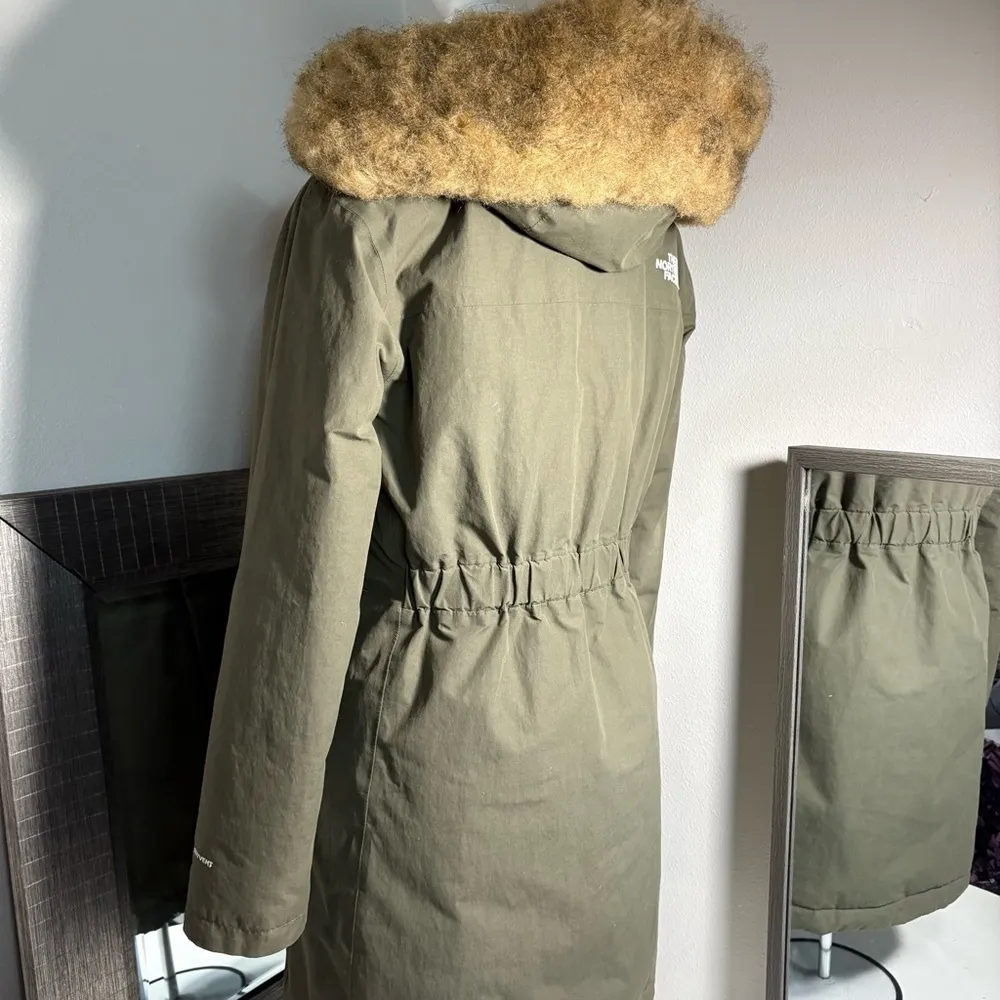 The North Face woman’s Arctic down Parka size small - Image 12