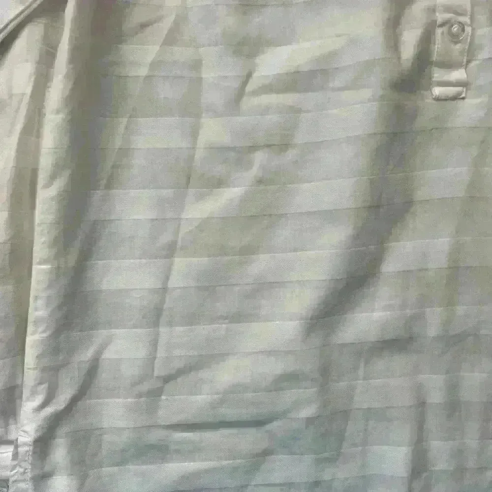 TOMMY HILFIGER BOYFRIEND FIT WHITE ON WHITE BUTTON DOWN BLOUSE SIZE MEDIUM - Image 3