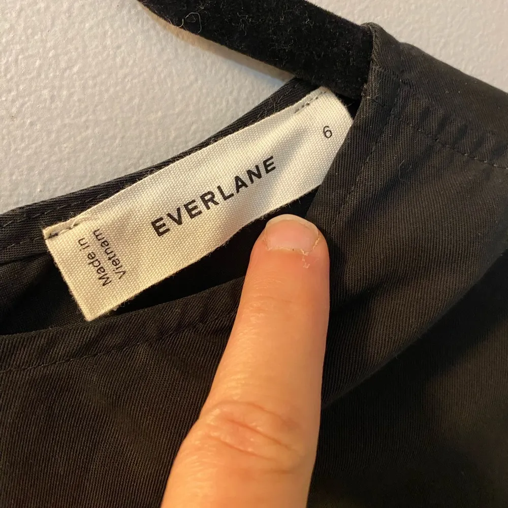 Everlane Drape Top in Butterlite black tencil size 6 back zipper closure - Image 4