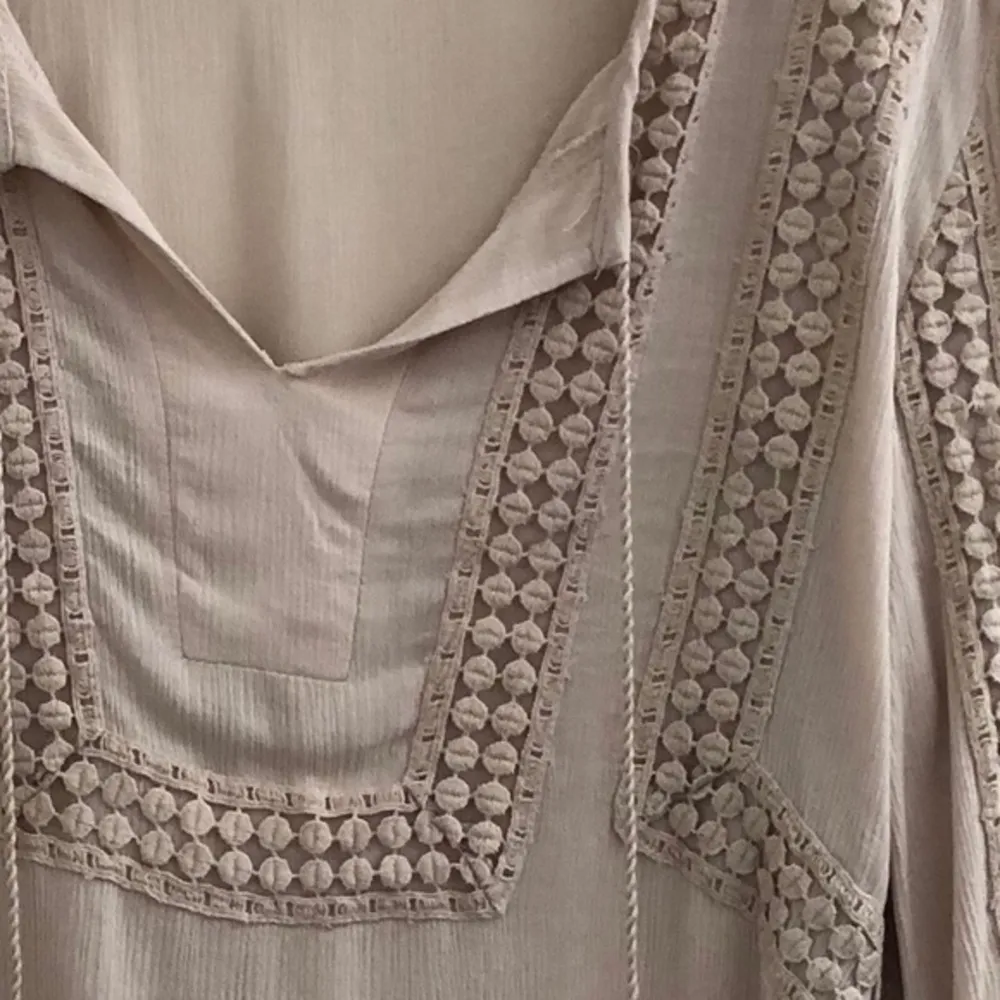 🔵 SALE 3/$25 KUT FROM THE KLOTH BOHO BEIGE TASSEL RAYON TUNIC BLOUSE TOP M - Image 4