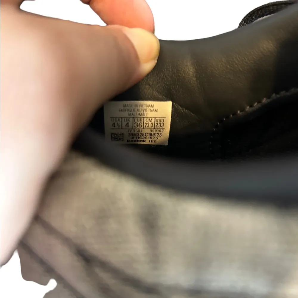 Kendrick Lamar Club C Reebok
Sneakers kids size 4.5 women size 7 - Image 5