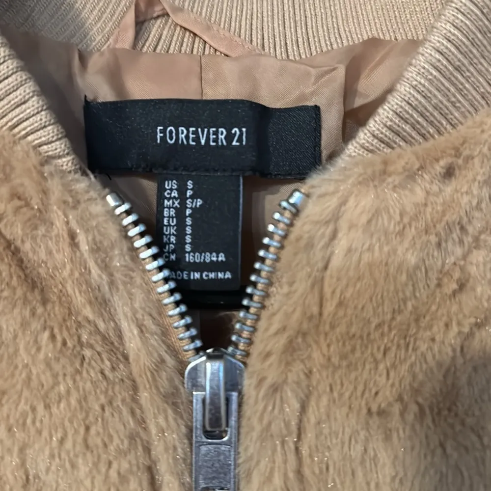 FOREVER 21 Faux Fur bomber jacket Lined Full Zip Pockets Size S - Image 5