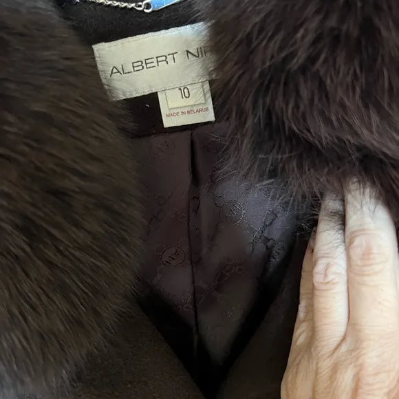Vintage Beautiful brown wool coat w fox trim worn once for occasion. Size 10 - Image 2