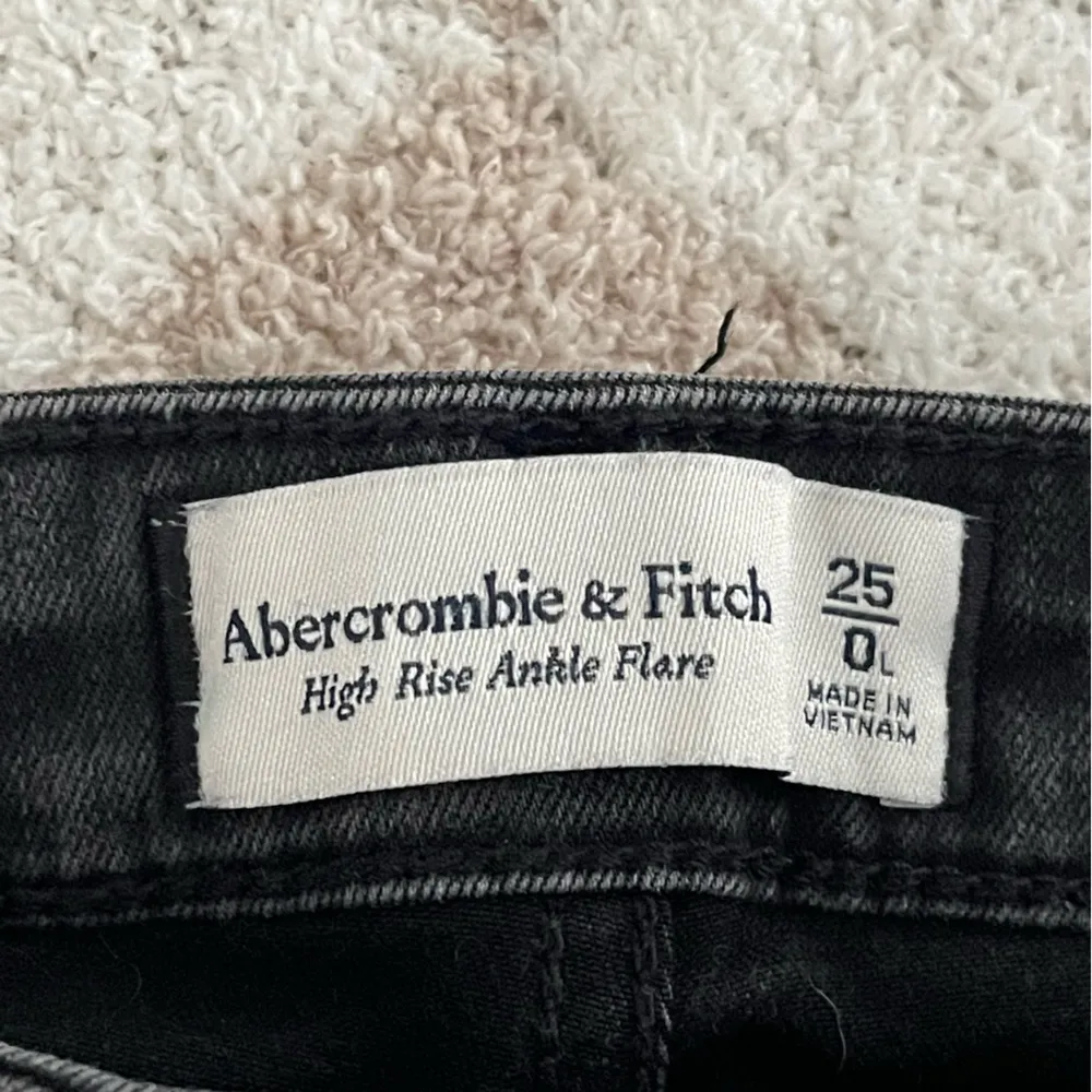 Abercrombie & Fitch  The Kick Flare Ultra High Rise Jeans Black Wash - Image 4