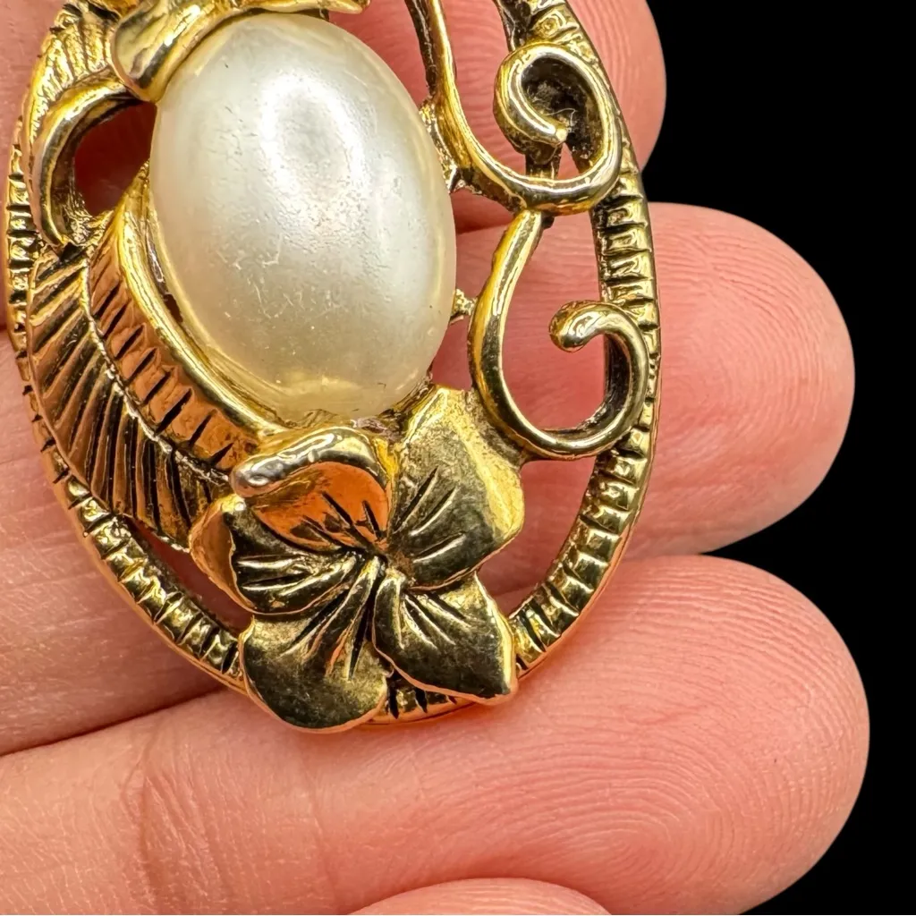 Vintage Gold Floral Oval Clip - Image 3