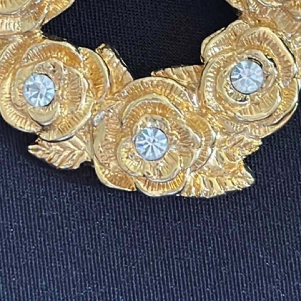 Monet EUC goldtone with rhinestone rose wreath brooch. Measures appx. 1 - Image 4
