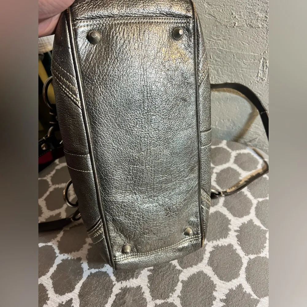 Vintage Coach Metallic Shoulder Bag w deep brown trim. - Image 10