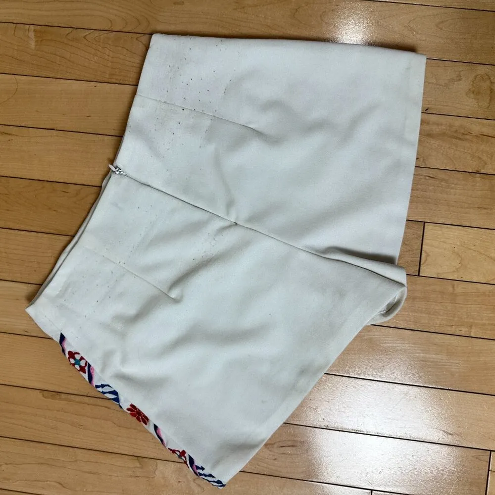 LULU'S Embroidered Detail Shorts Size Small - Image 4