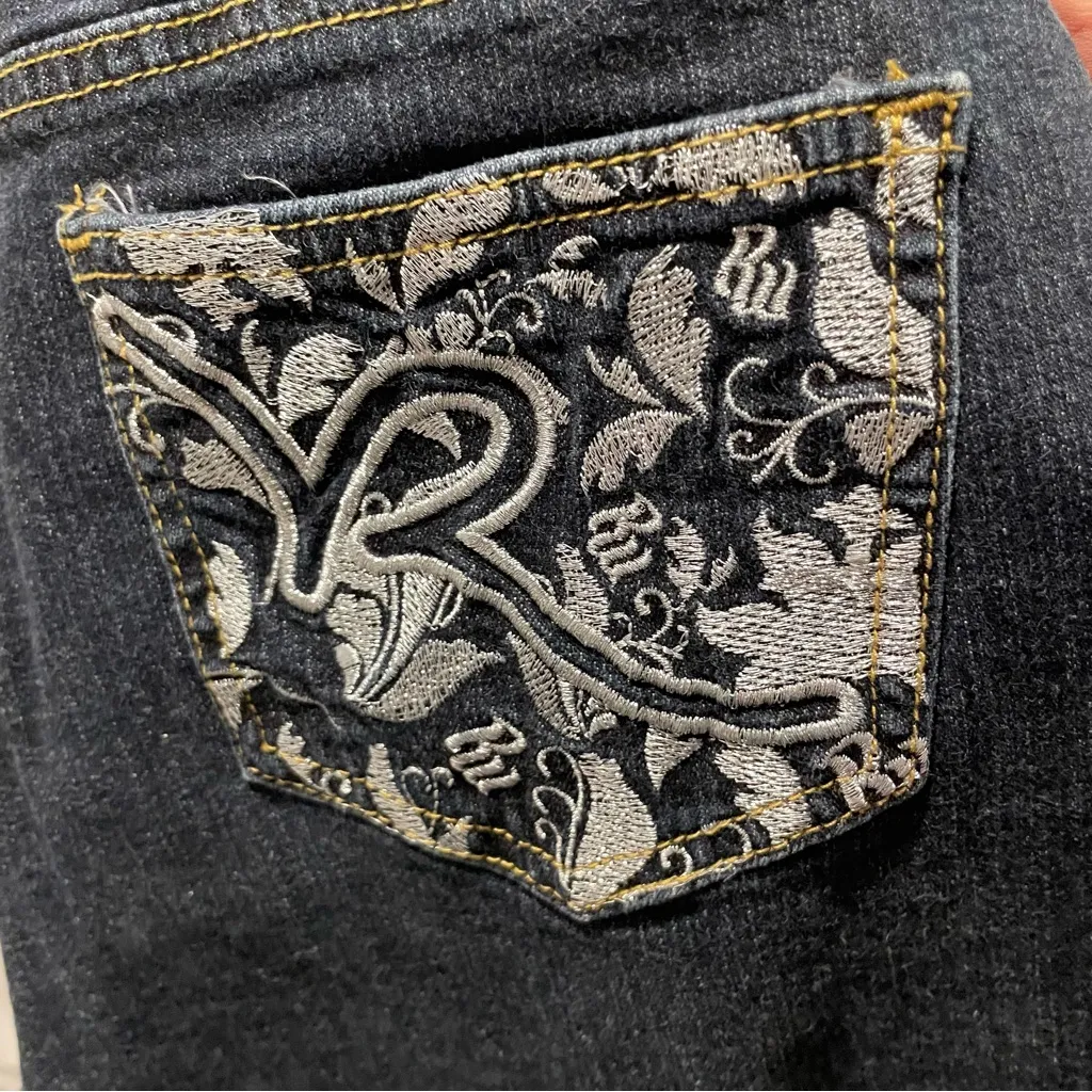 Cute dark denim capri jeans silver embroidered back pockets stretchy Rocawear - Image 10