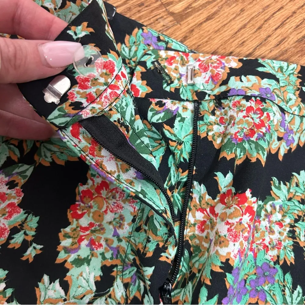 TOPSHOP | Floral Lace Trim Hem Shorts Size 4 - Image 7