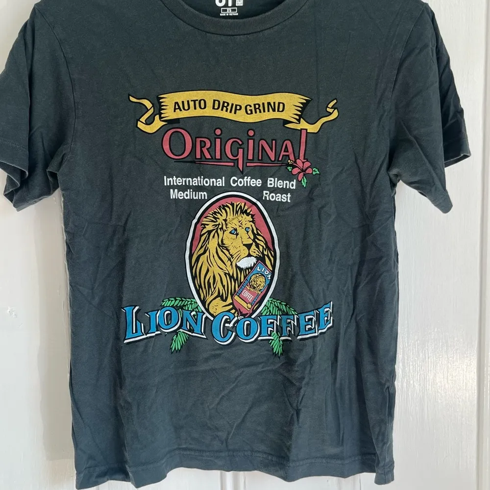 Uniqlo UT Lion Coffee Graphic T-shirt Gray Women’s Size XS - Image 2