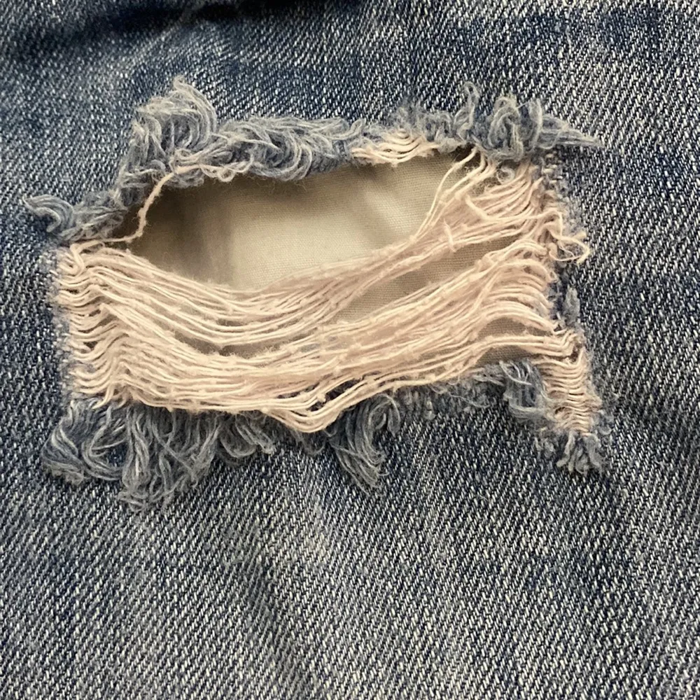 American Eagle Outfitters women’s zip Pockets denim blue distressed shorts size2 - Image 4