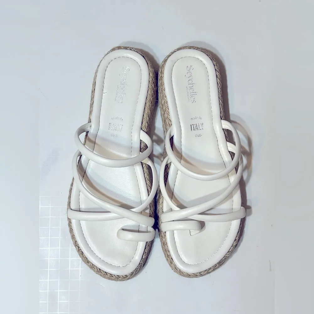 Rule The World Sandal in White
Seychelles, size 10 - Image 6