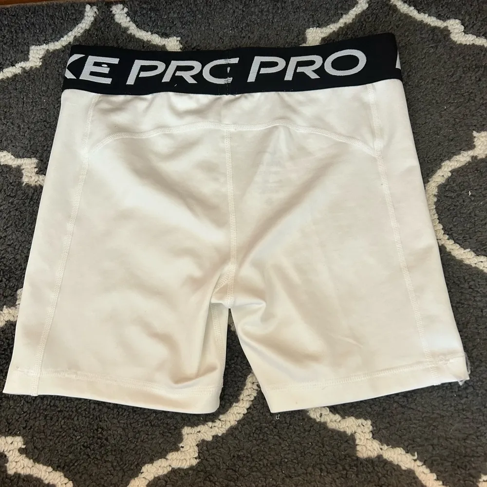 White Nike pro - Image 3