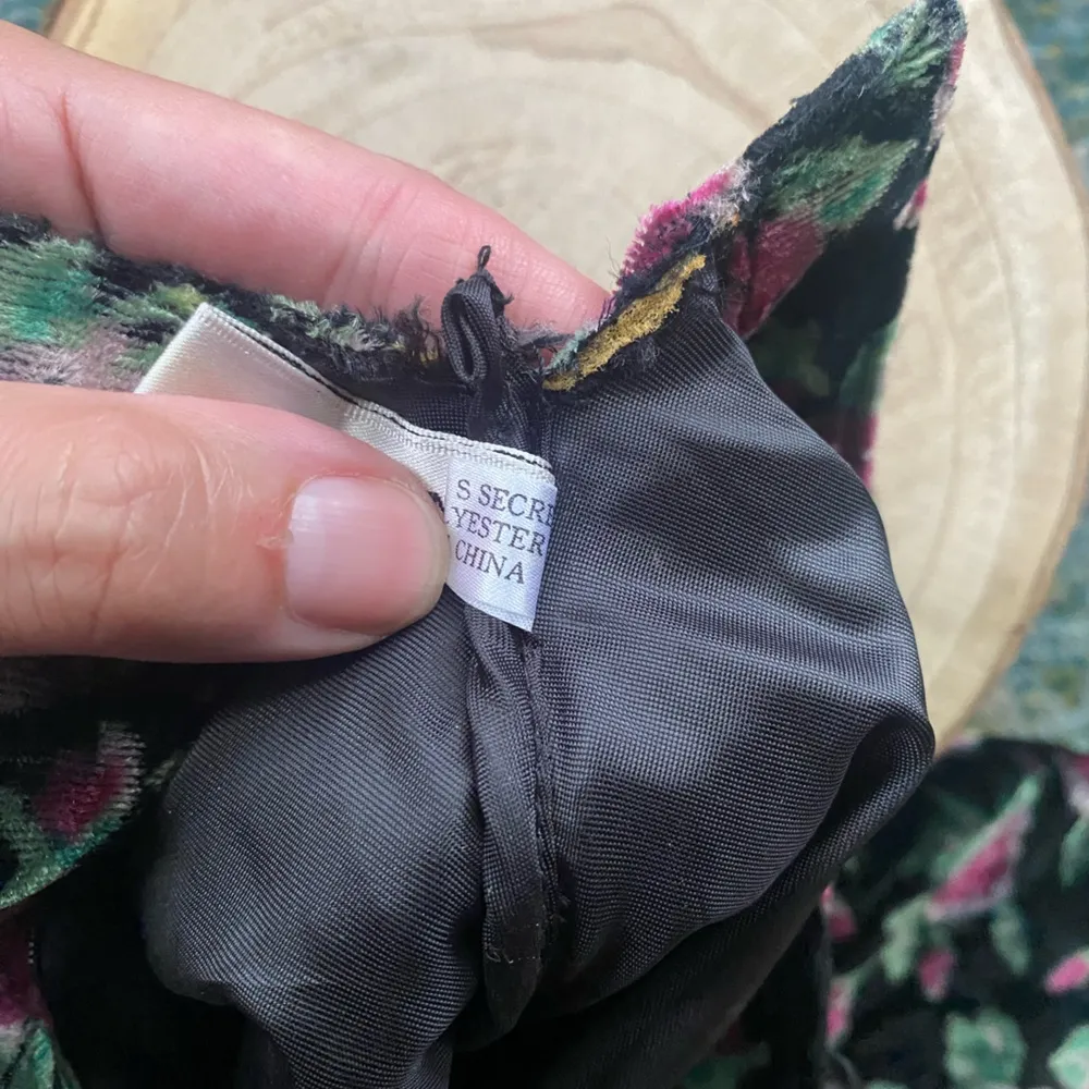 Pair of vintage 90s Victoria’s Secret floral velvet makeup cosmetic bags - Image 9