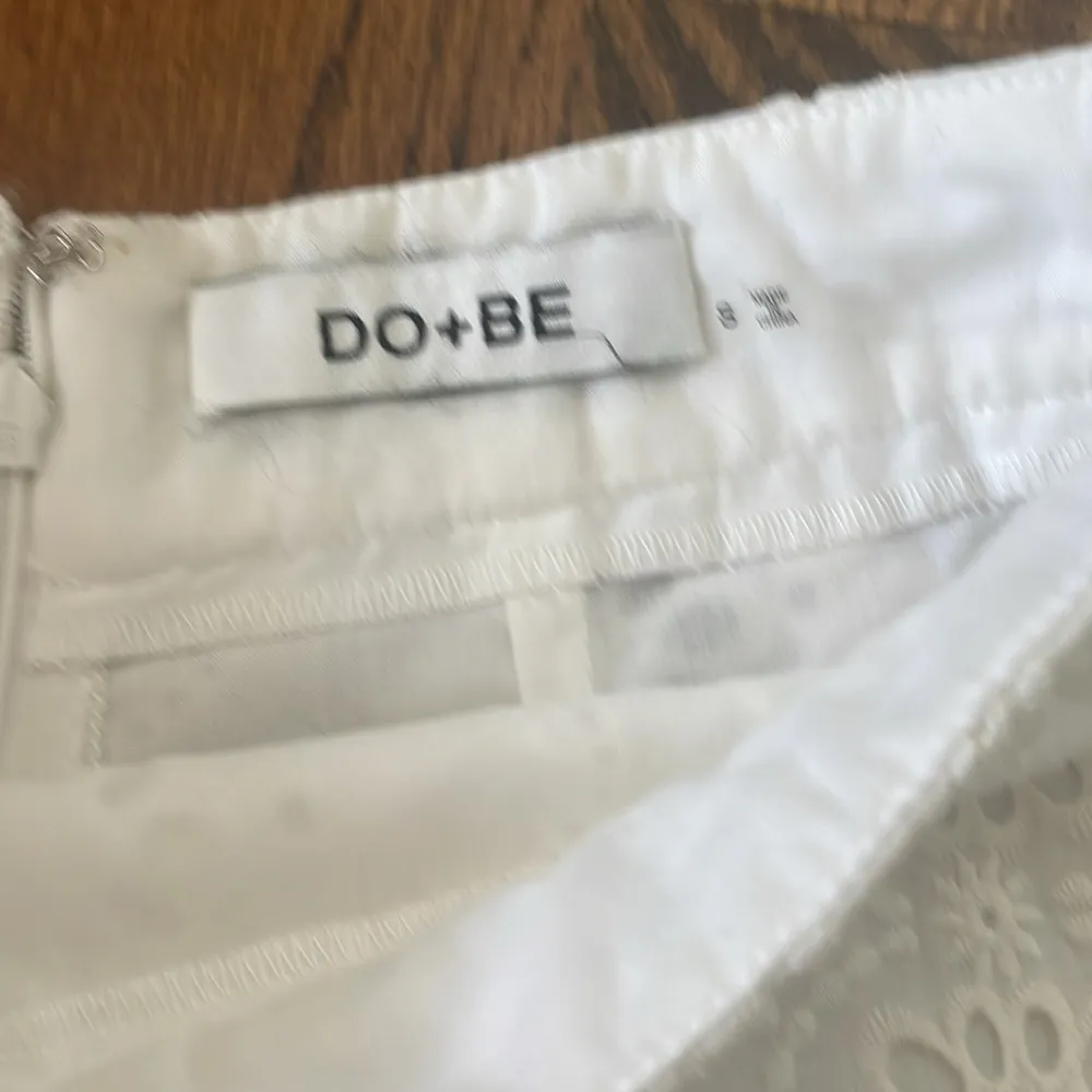 DO + BE Eyelet High Waisted Lace White Shorts Size S Resort White Preppy Floral - Image 4