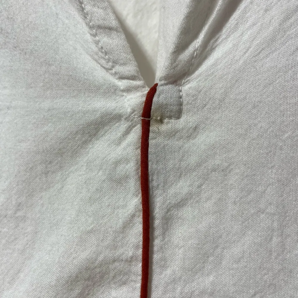 Roller Rabbit embroidered white top with button sleeves size small - Image 6