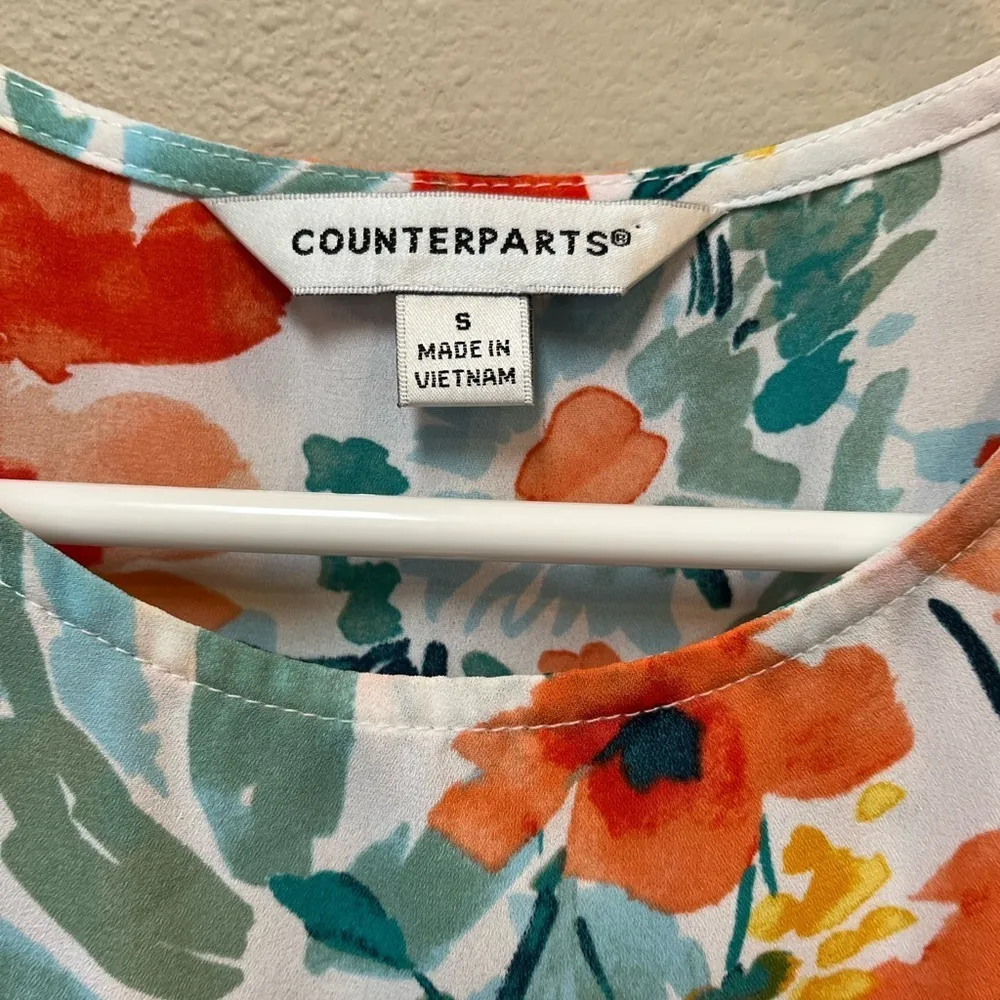 2/$12 Counterparts Red Poppy Floral Tie Sleeve Spring Blouse Size Small - Image 5