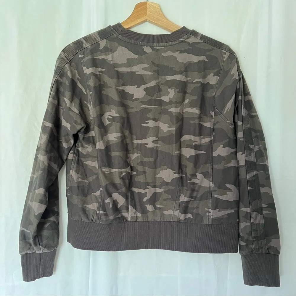 Athleta Farrallon camo crewneck sweatshirt size small - Image 8