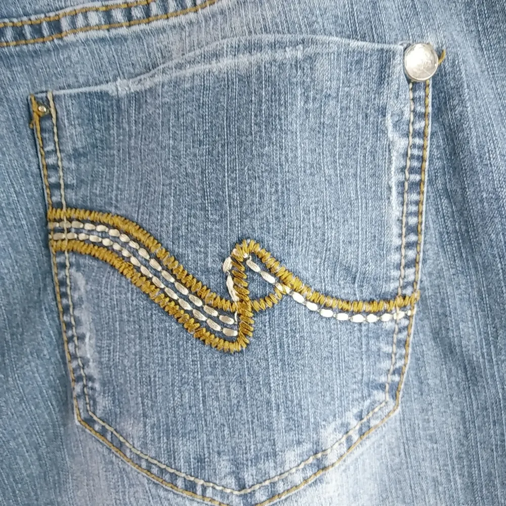 Almost Famous 24 Stitched Pockets Medium Wash Jeans Shorts Plus - Image 3