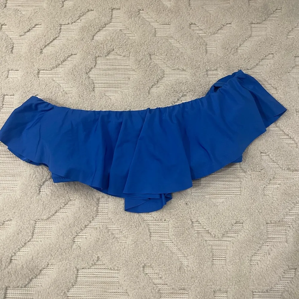 Trina Turk off the shoulder ruffle top in blue - Image 5