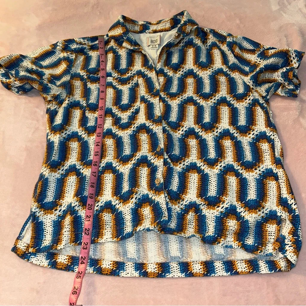 BDG Urban Outfitters Dylan geometric wave pattern short sleeve button up size M - Image 6