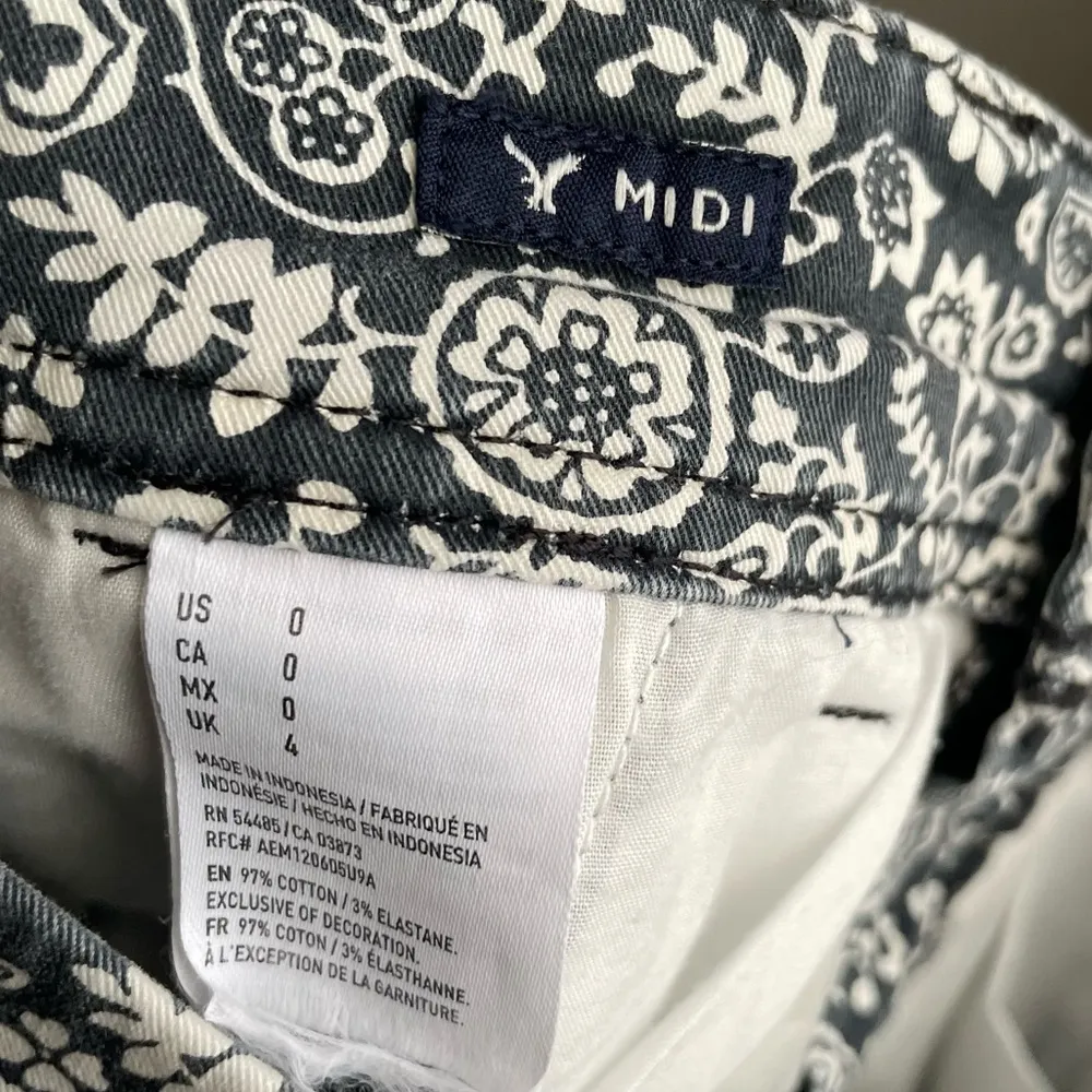 American Eagle  Midi Shorts Size 0 - Image 5