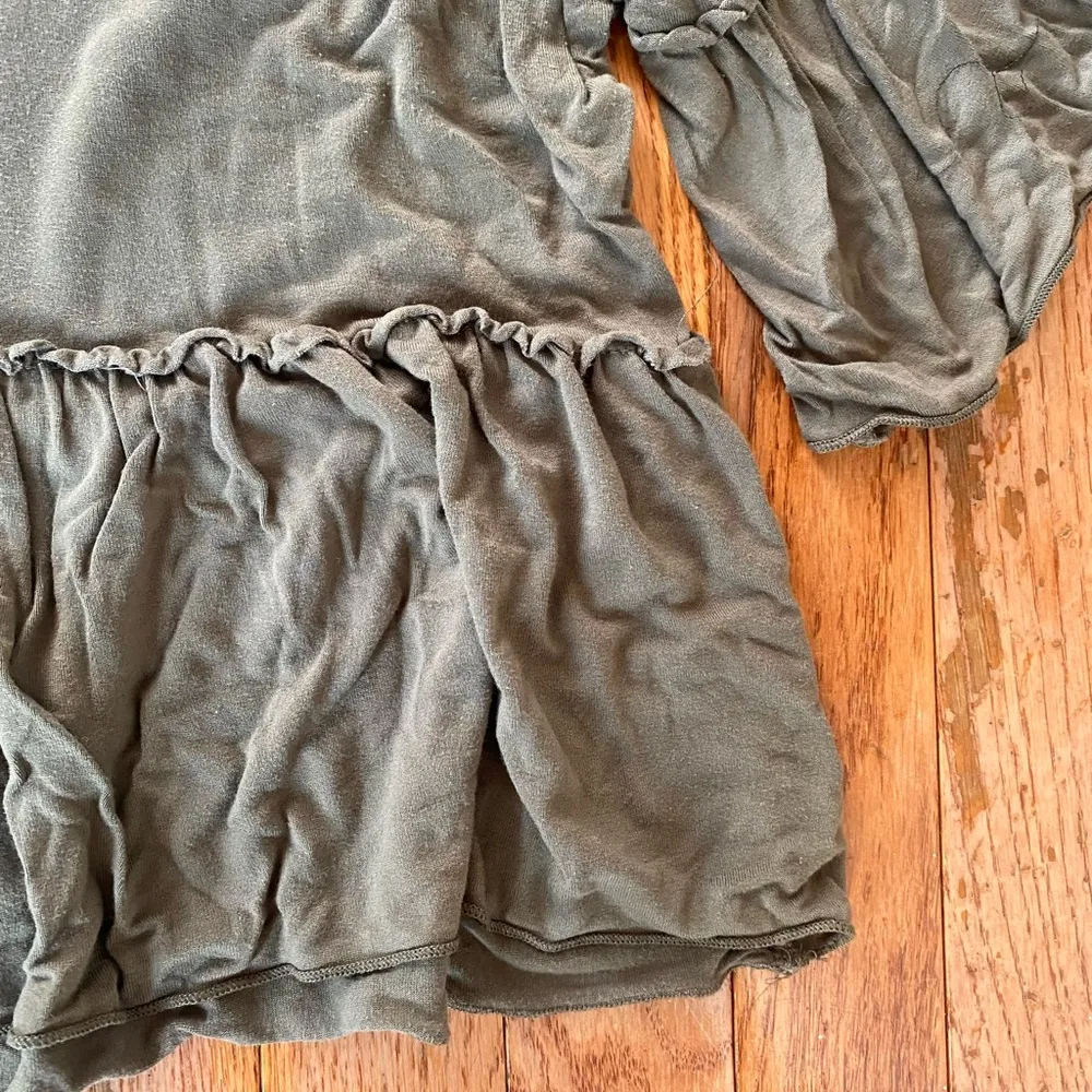 Olive green ruffle boxy top Size M - Image 4