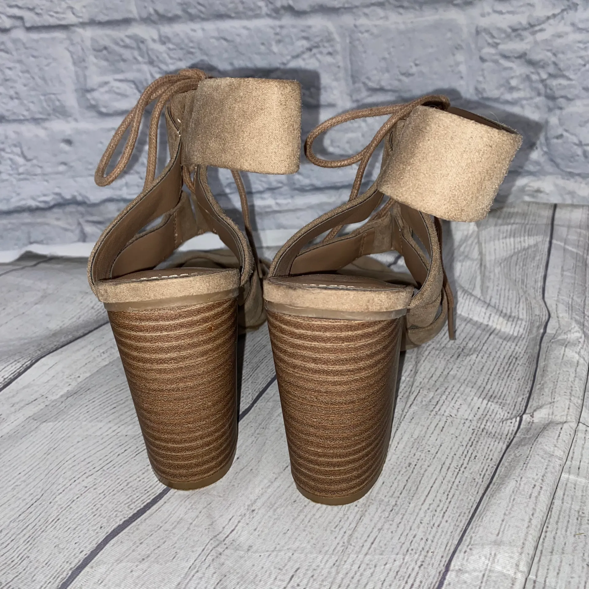 Merona thick strap w/front tie laces open toe microfiber chunky heels tan color sz 7 women - Image 4