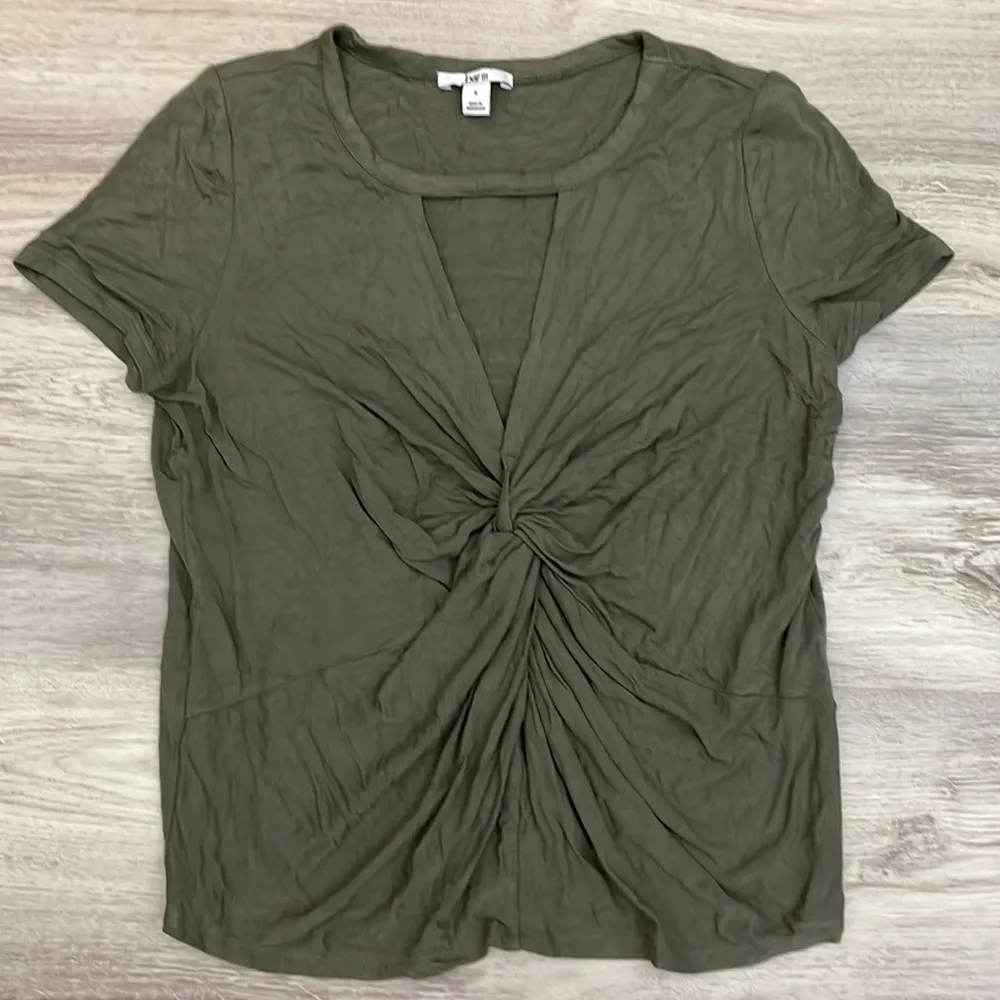 Sage Green Ruched /Tie Front Short Sleeve Keyhole Neckline T-Shirt Small - Image 5