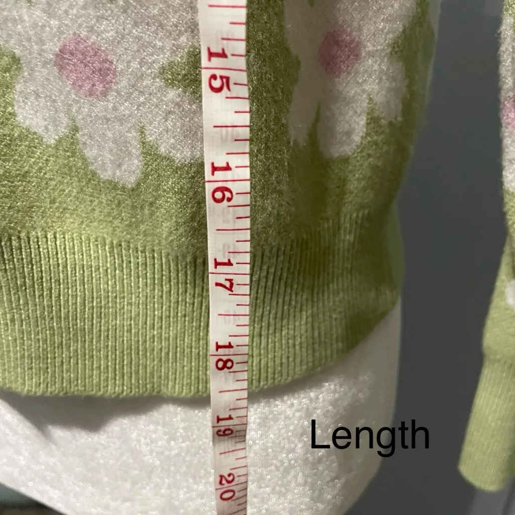 Willow & Wind Cropped Daisy Green Buttoned V - Image 4