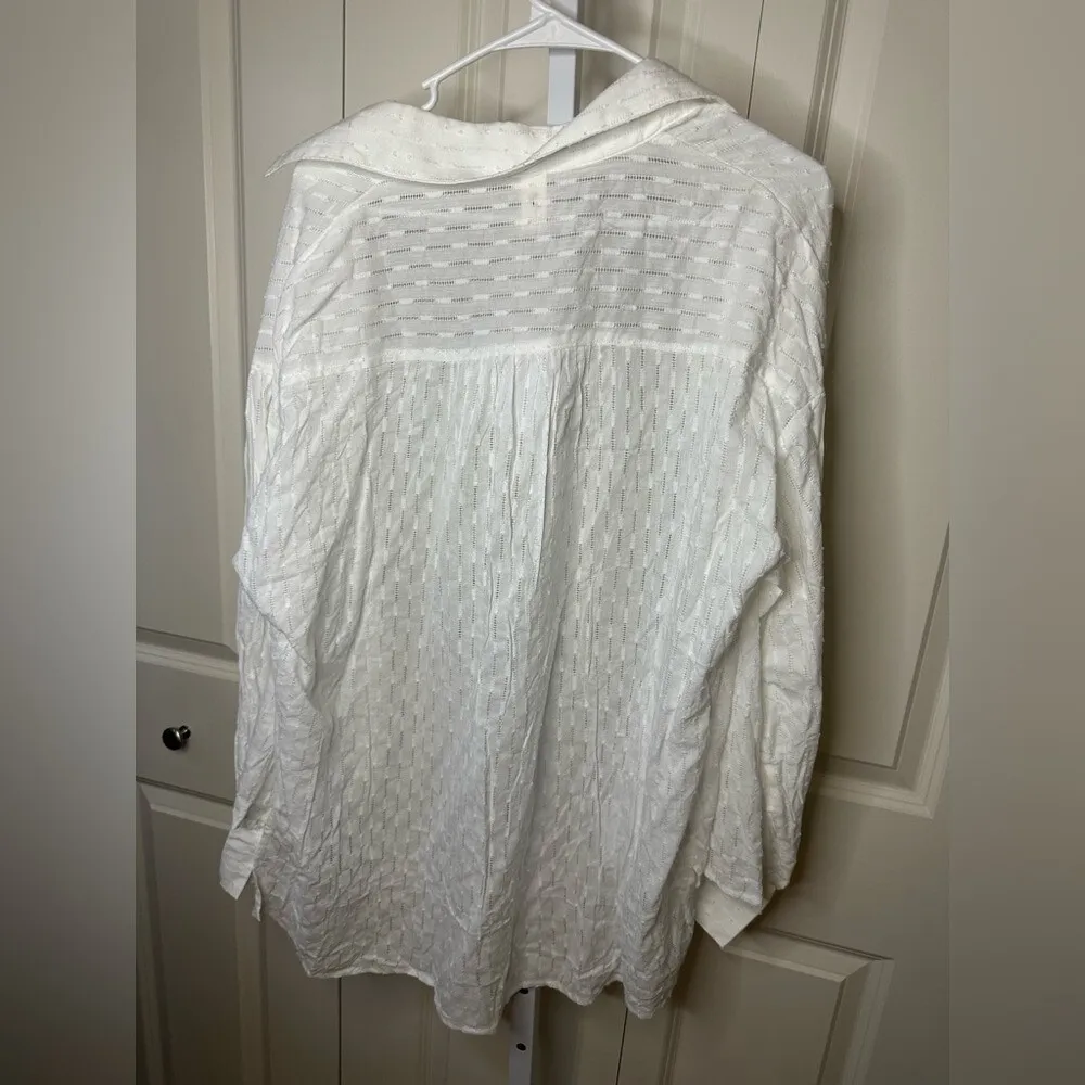 Chic White Textured Blouse and Short‎ Set Size M - Image 4