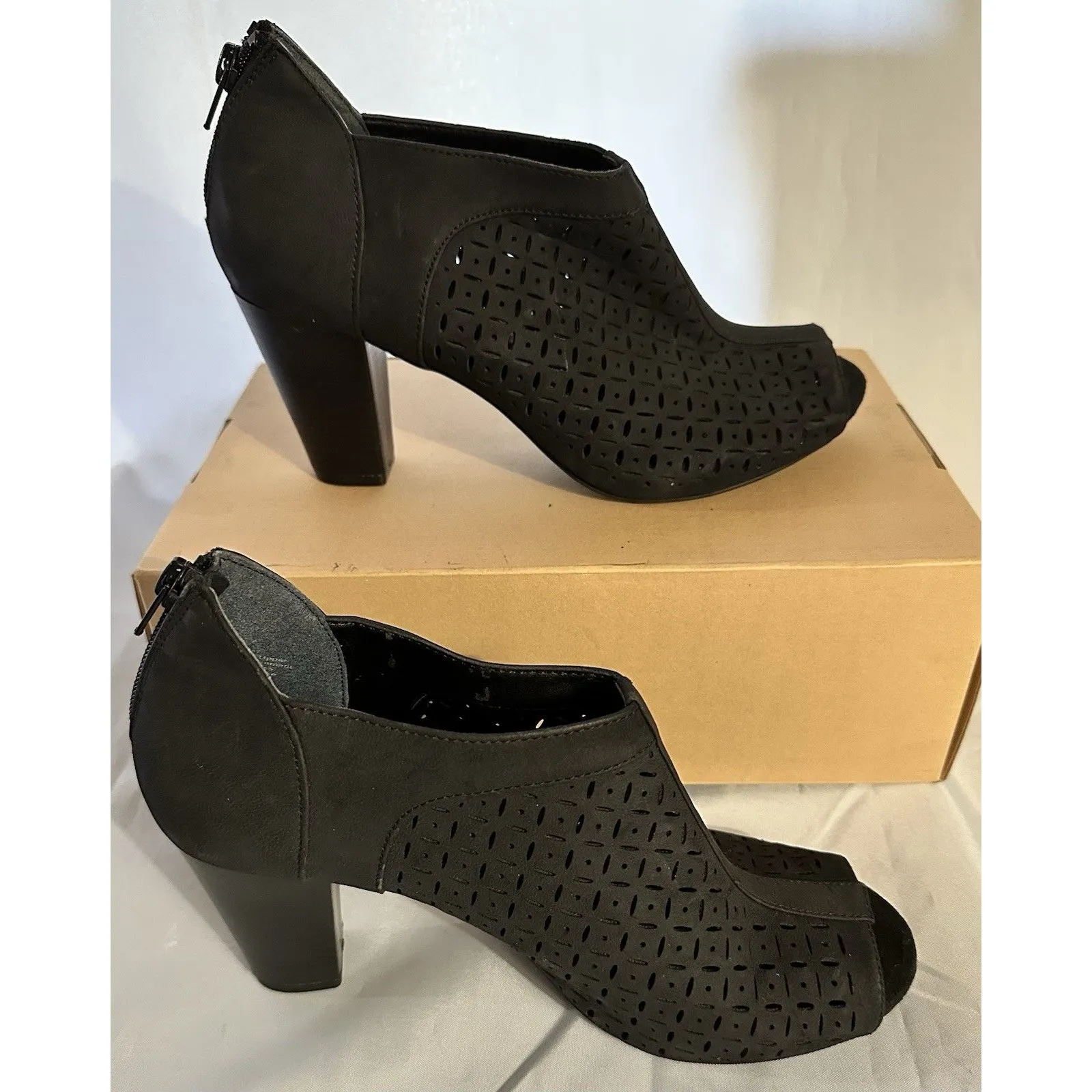 Giani Bernini Alanny Perforated Black Booties Peep Toe Block Heel Shoes Sz 8.5 - Image 4
