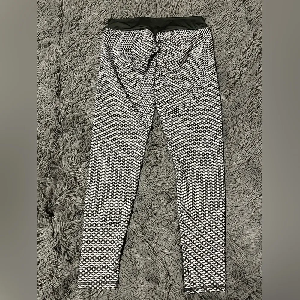 Women’s XL Butt Enhancing Leggings NWOT - Image 2