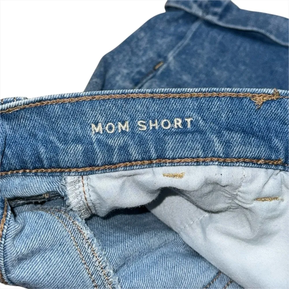 American Eagle High Waisted Pleated Mom Jean Shorts Rolled Hem Light Wash Size 2 - Image 4