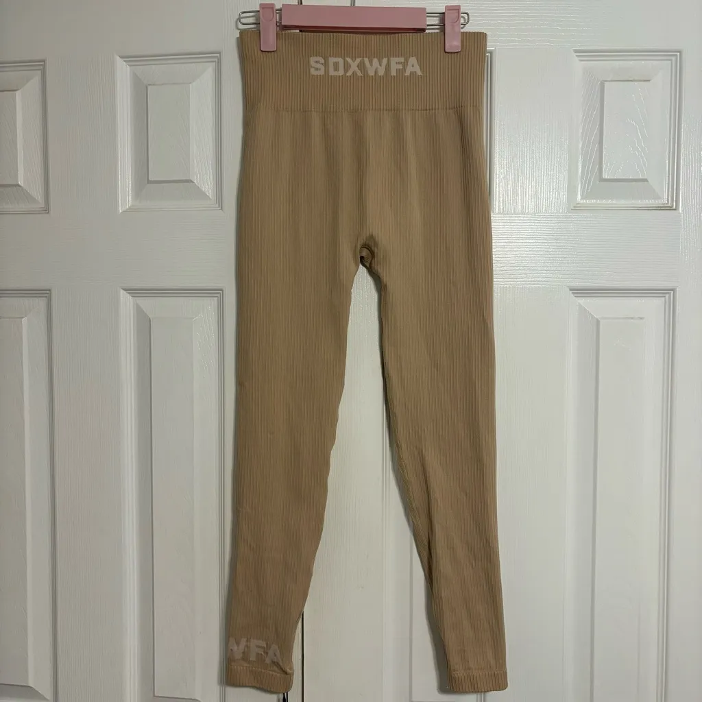 White fox Coffee Date Seamless Leggings Sand MWT - Image 3