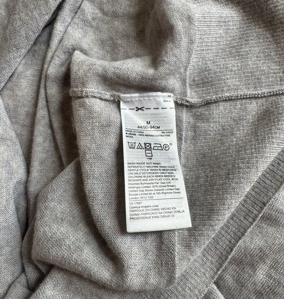 NWOT Banana Republic 100% Merino Wool Varsity Sweater in Medium - Image 7