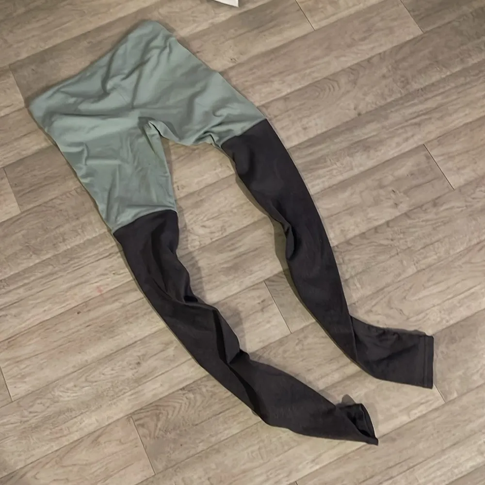 Alo green gray ribbed leg leggings sweat pants medium - Image 5