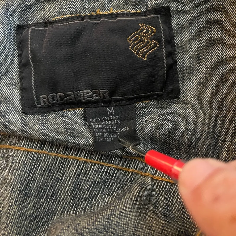 Rocawear Y2K women’s denim jacket with wide 5.5” cuffs & oversized buttons. Sz M - Image 7