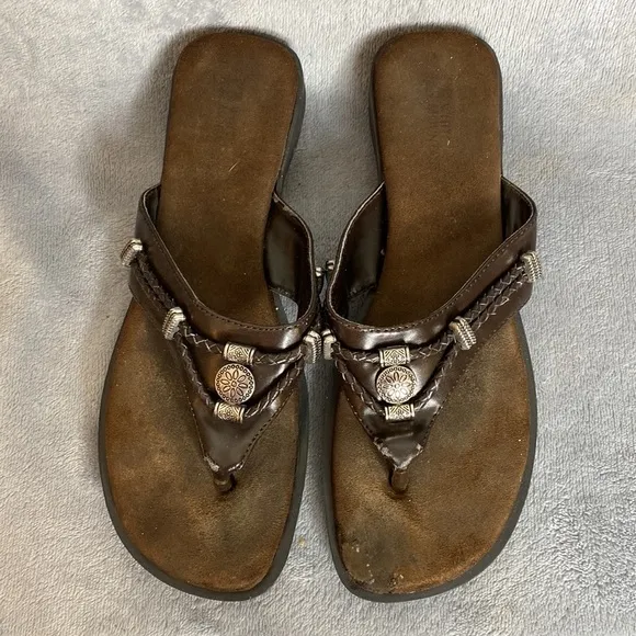 Women’s White Mountain Brown Cezar Silver Medallion Slip-on Sandal Shoes 9 - Image 2