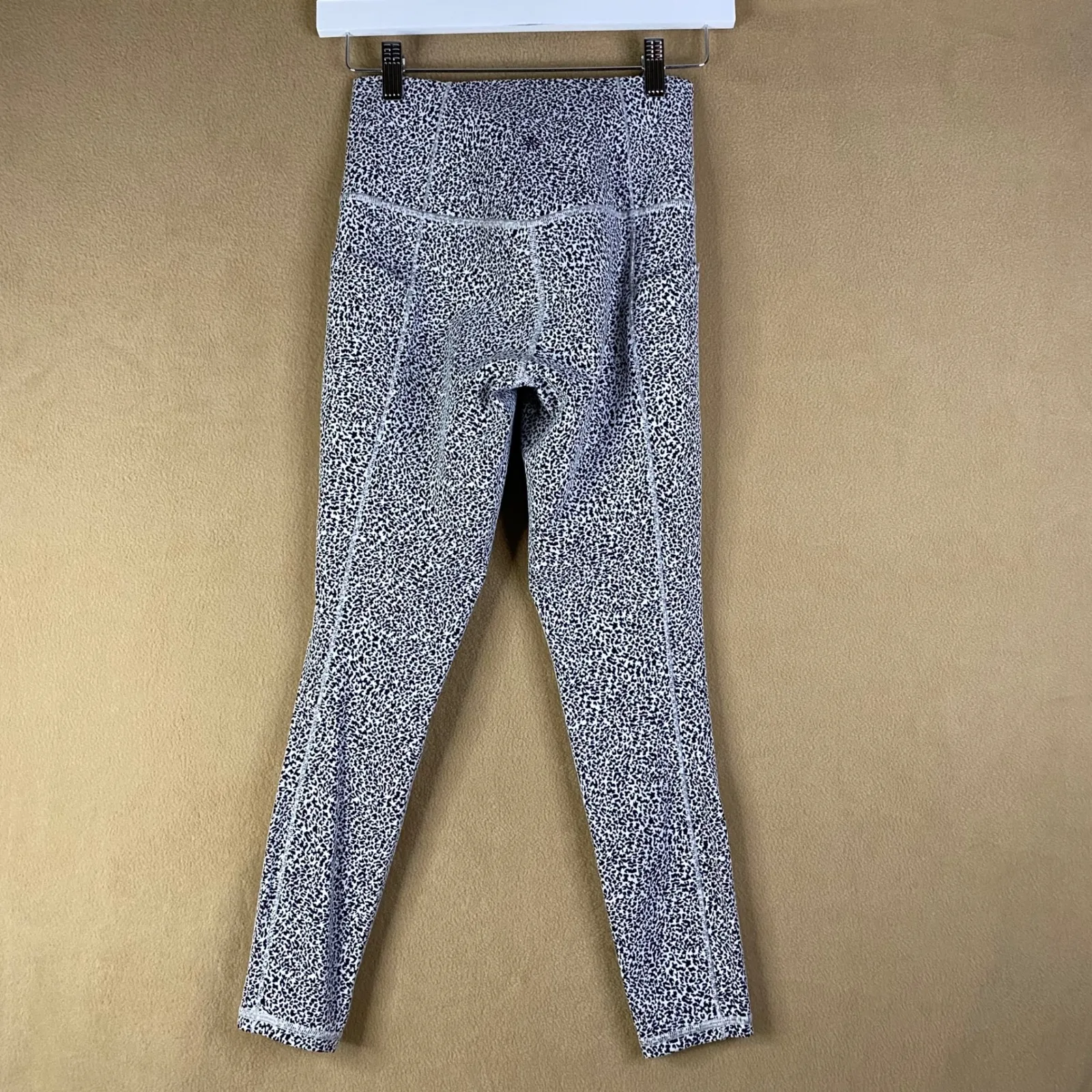 Athleta Women's Leggings Textured Tight XS Black White Leopard Print Pockets EUC - Image 2