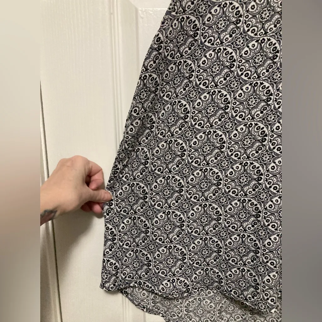 Rewind Black & White Paisley V Neck Sleeveless Blouse - Image 4