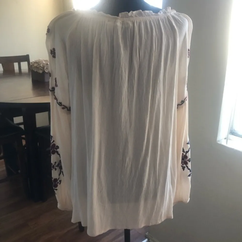 New Women’s Jonn Paul Richard Embroidered Blouse - Image 5