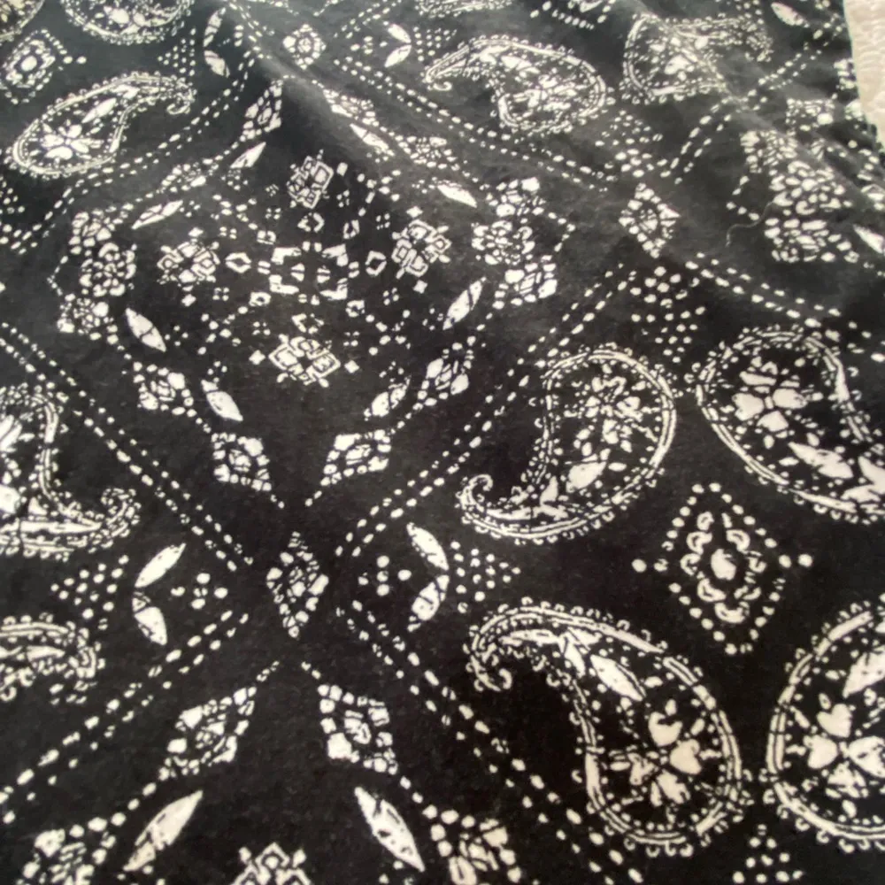 Black and White Paisley Print High Low Cap Sleeve Button Up Shirt Size Large - Image 11