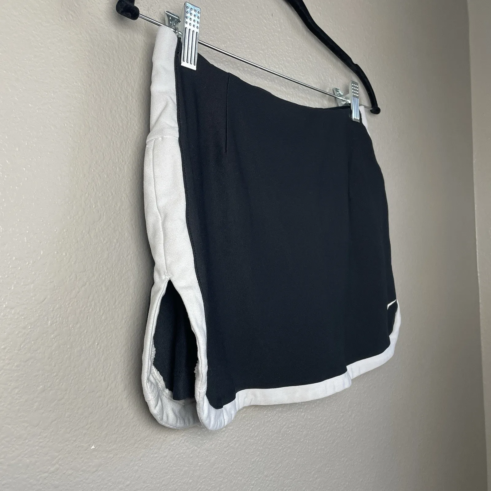 VTG Nike Dri-Fit Tennis Golf Skort Women Size XS (0-2) Black w/ White Trim - Image 2