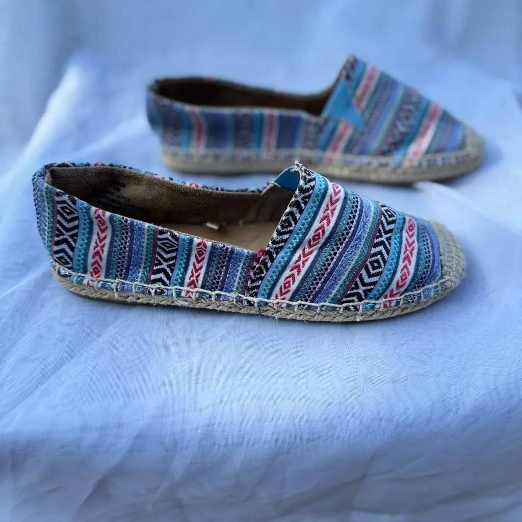 Minnetonka Blue and‎ Red Patterned Espadrilles - Image 3