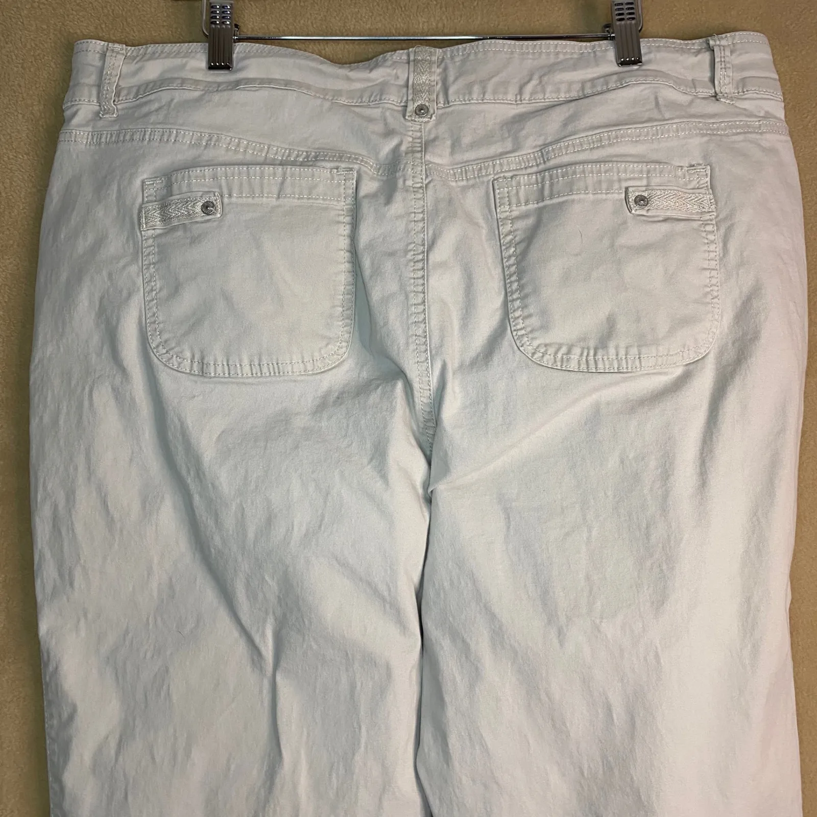 Gloria Vanderbilt Capri Pants Women's Sz 18 All-Around Slimming Effect Beige EUC - Image 5