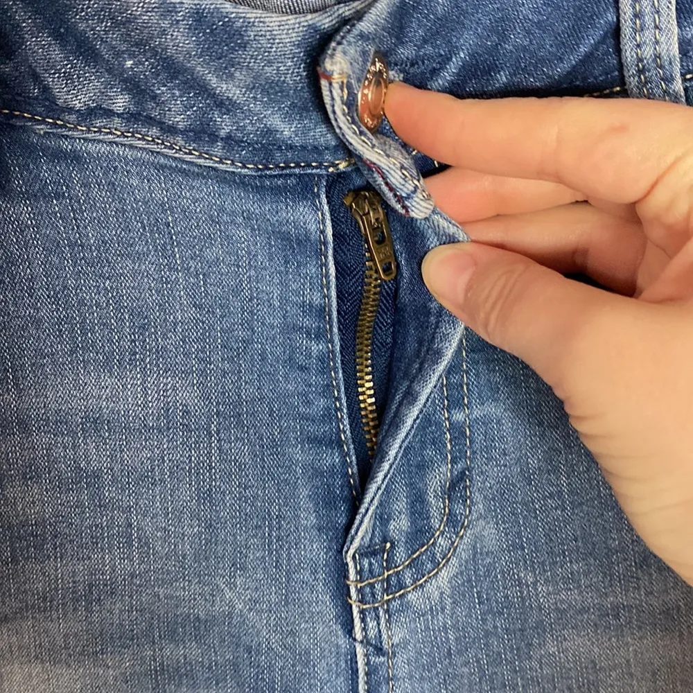 Kensie ankle length step hem medium wash jeans size 28 - Image 6